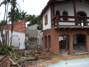 DemoliAi??A?o parte da construAi??A?o antiga para reforma.